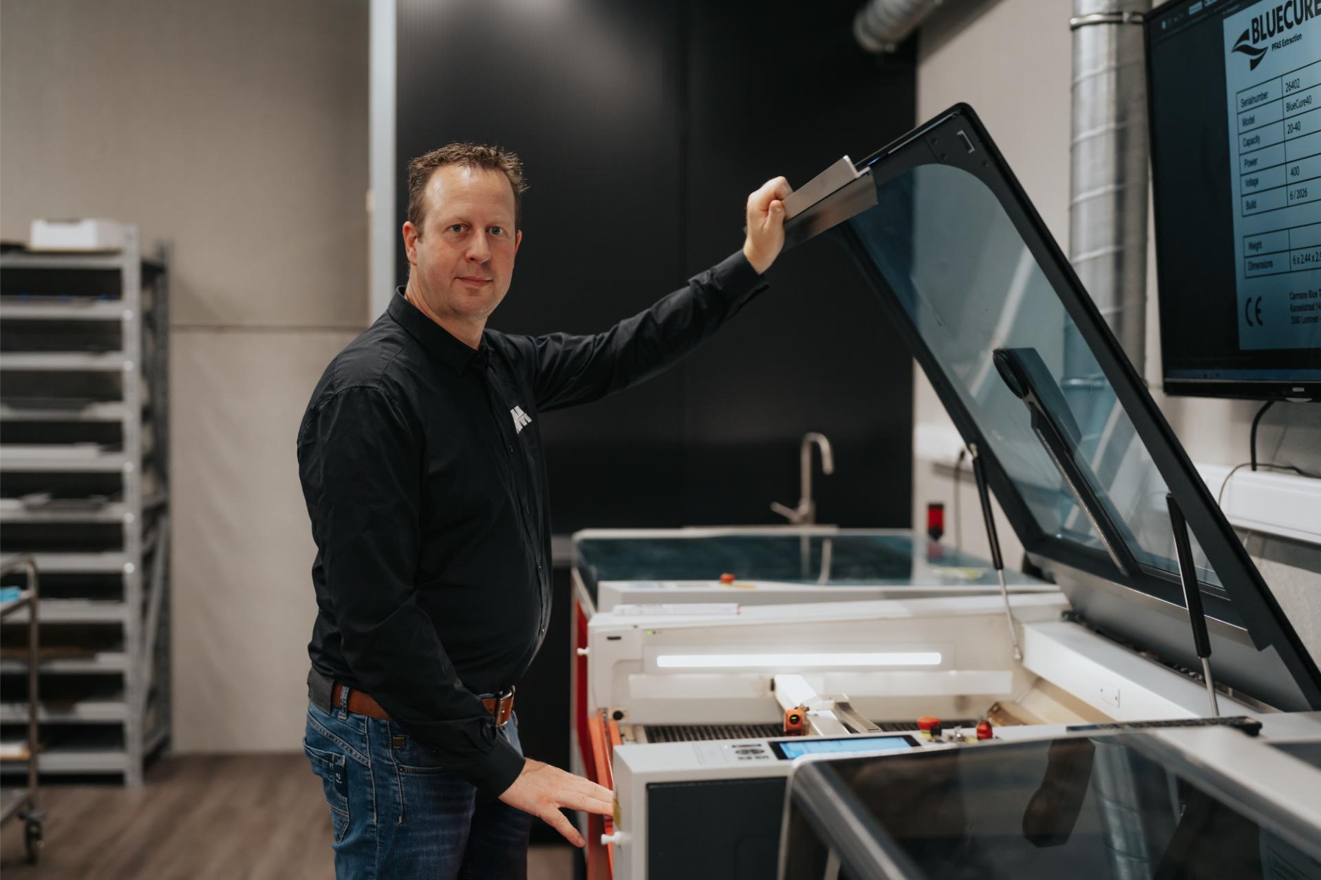 Wouter Maesen werkt een ontwerp uit voor een gepersonaliseerde gravure.