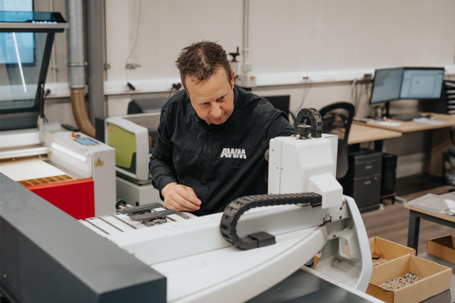 Wouter bedient de CNC-graveermachine voor een maatwerkgravure.