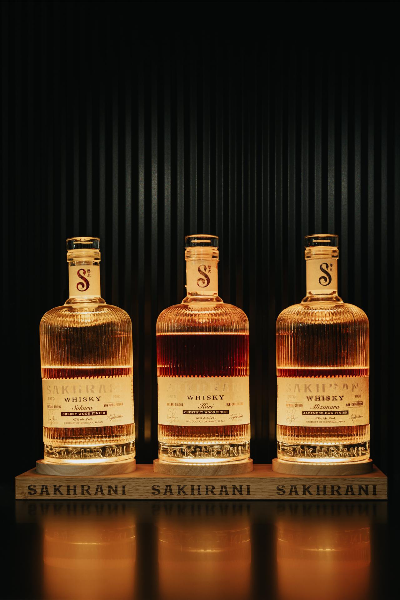 Exclusieve whiskyflessen met gepersonaliseerde gravure op houten basis.