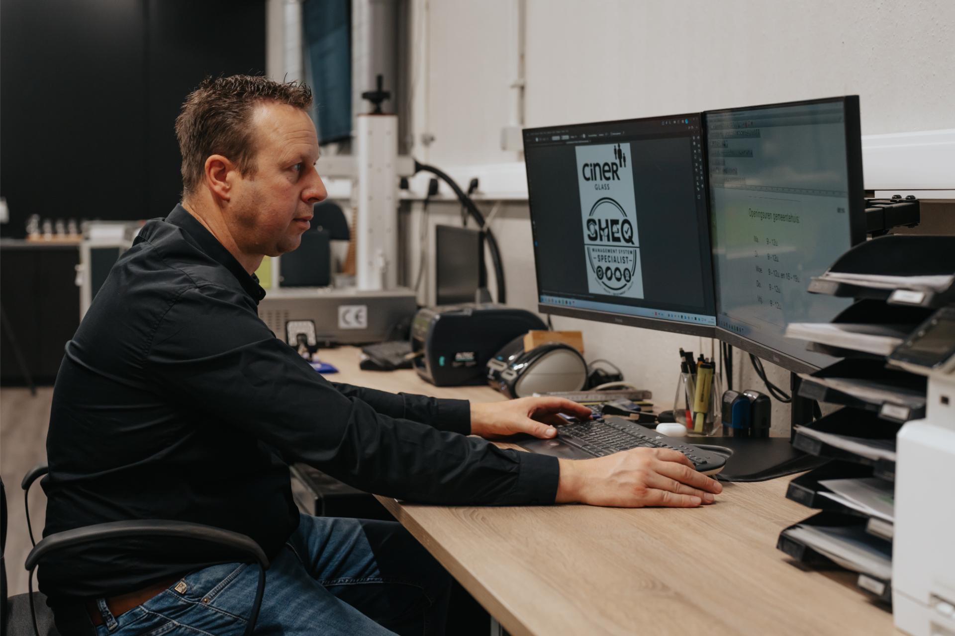Ontwerpvoorbereiding voor lasergravure op maat in de werkplaats.