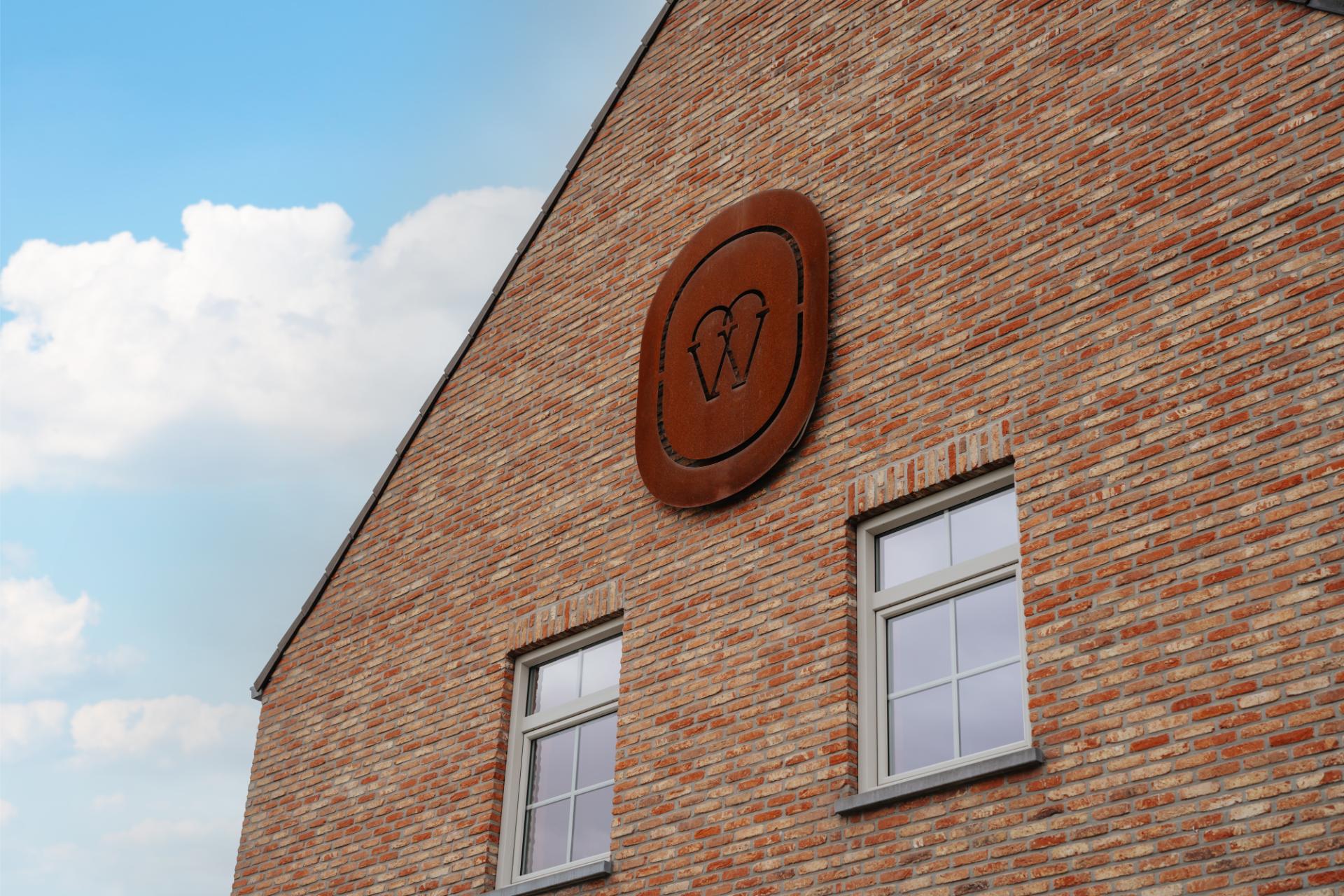 Lasergravure van een logo in hout met scherpe details.