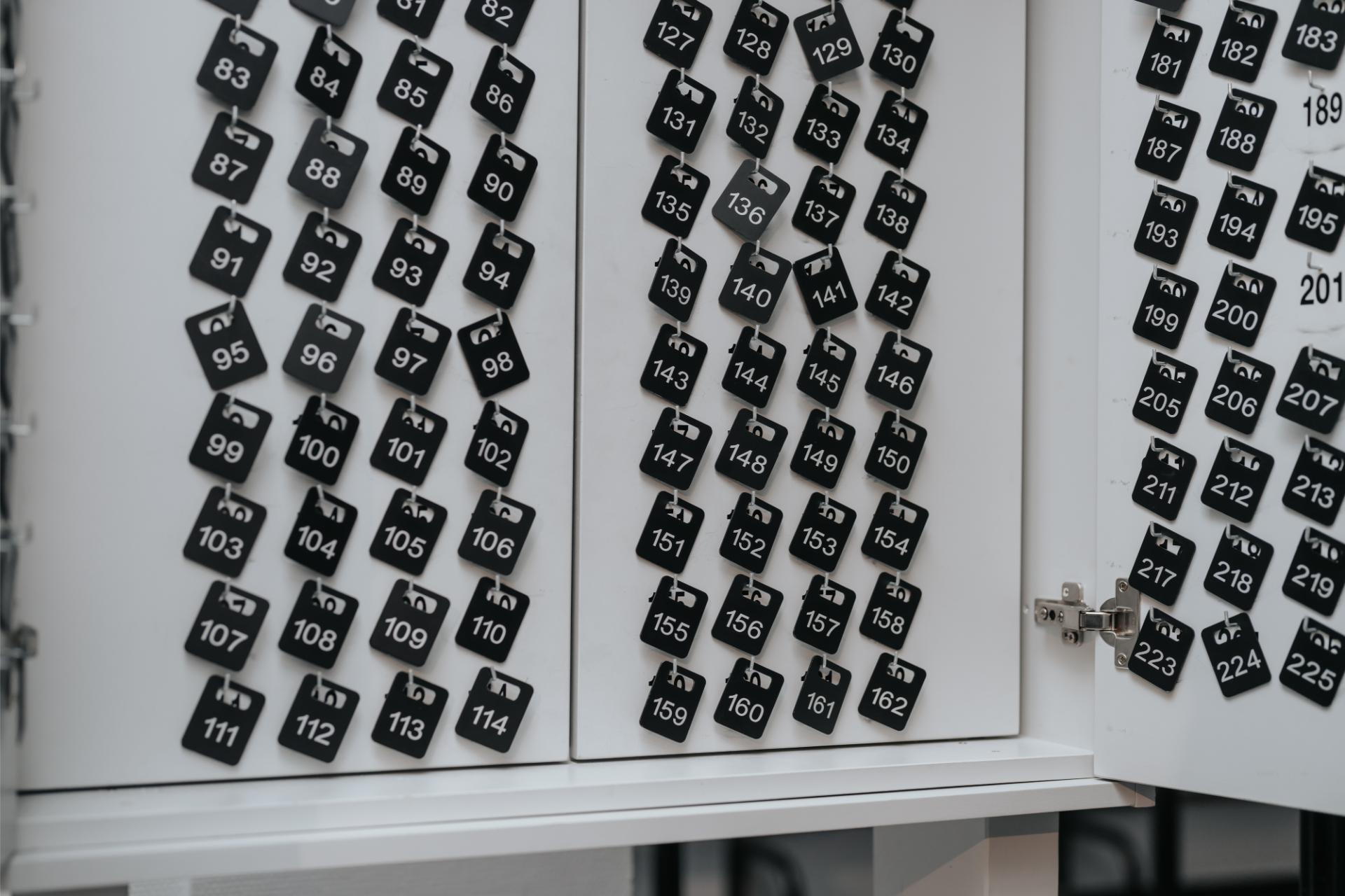 Reeks kleine genummerde labels voor kapstoknummering of identificatie.