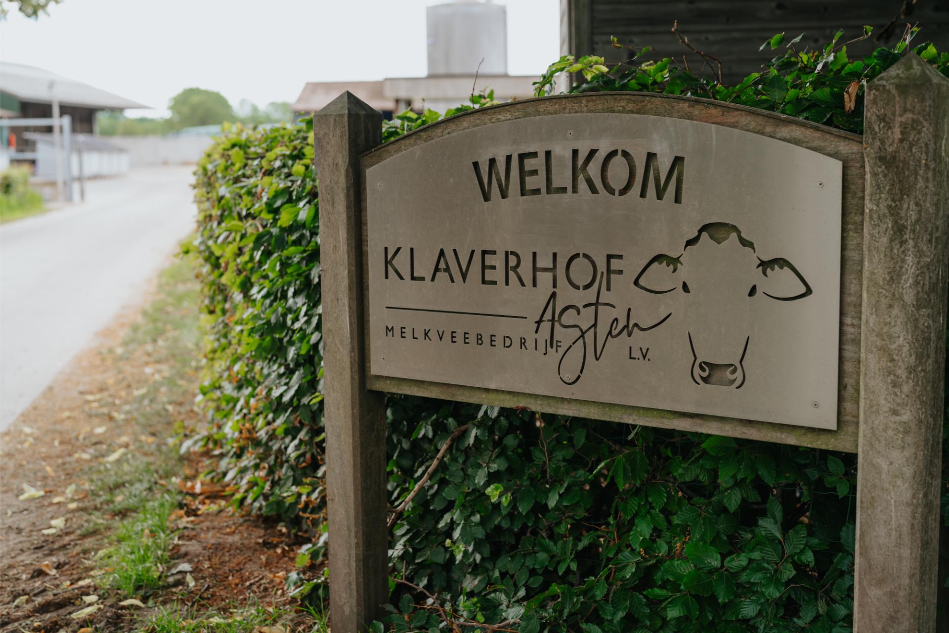 Gegraveerd buitenbord van Klaverhof als voorbeeld van maatwerk.