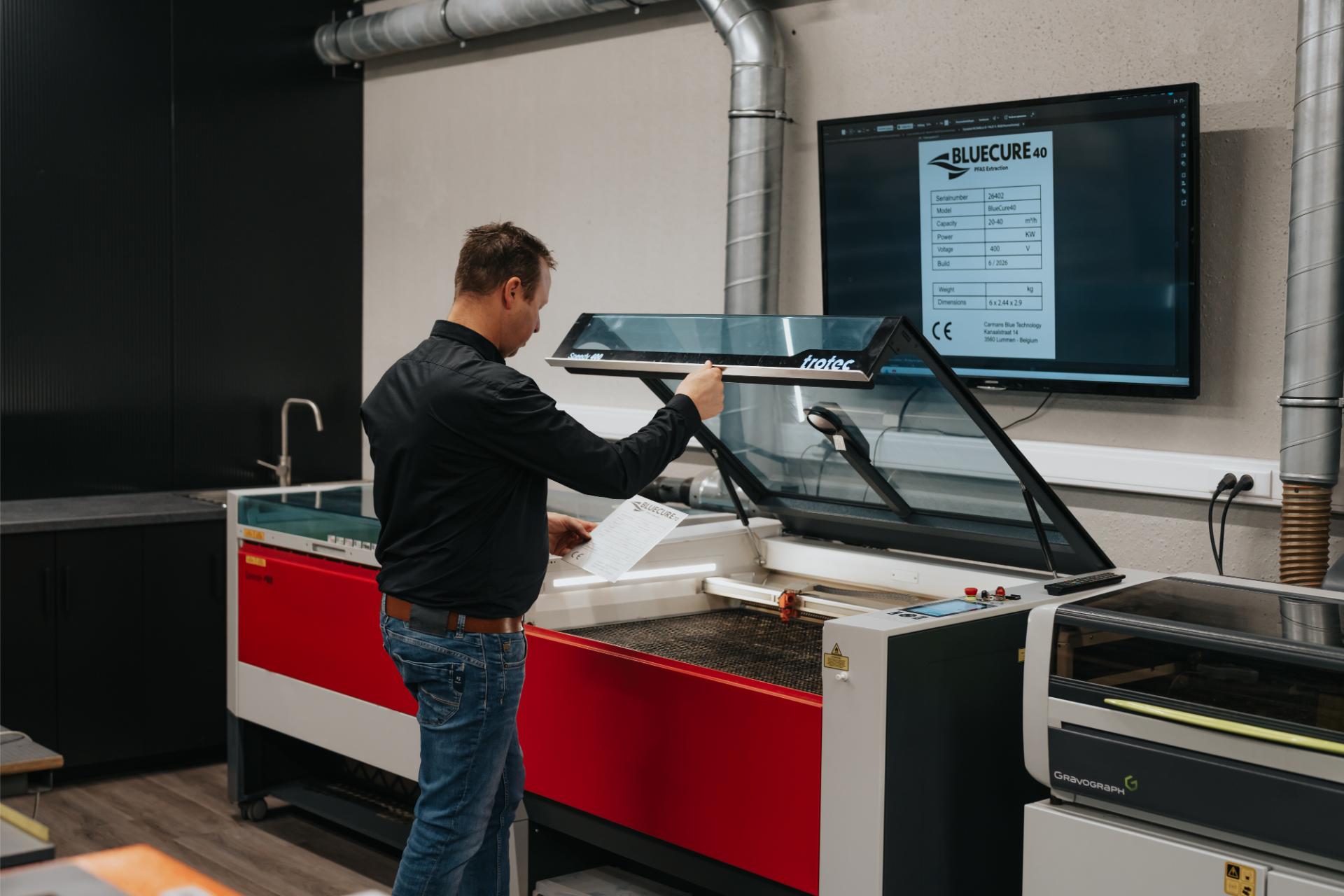 Technische typeplaat met lasergravure voor professioneel gebruik.