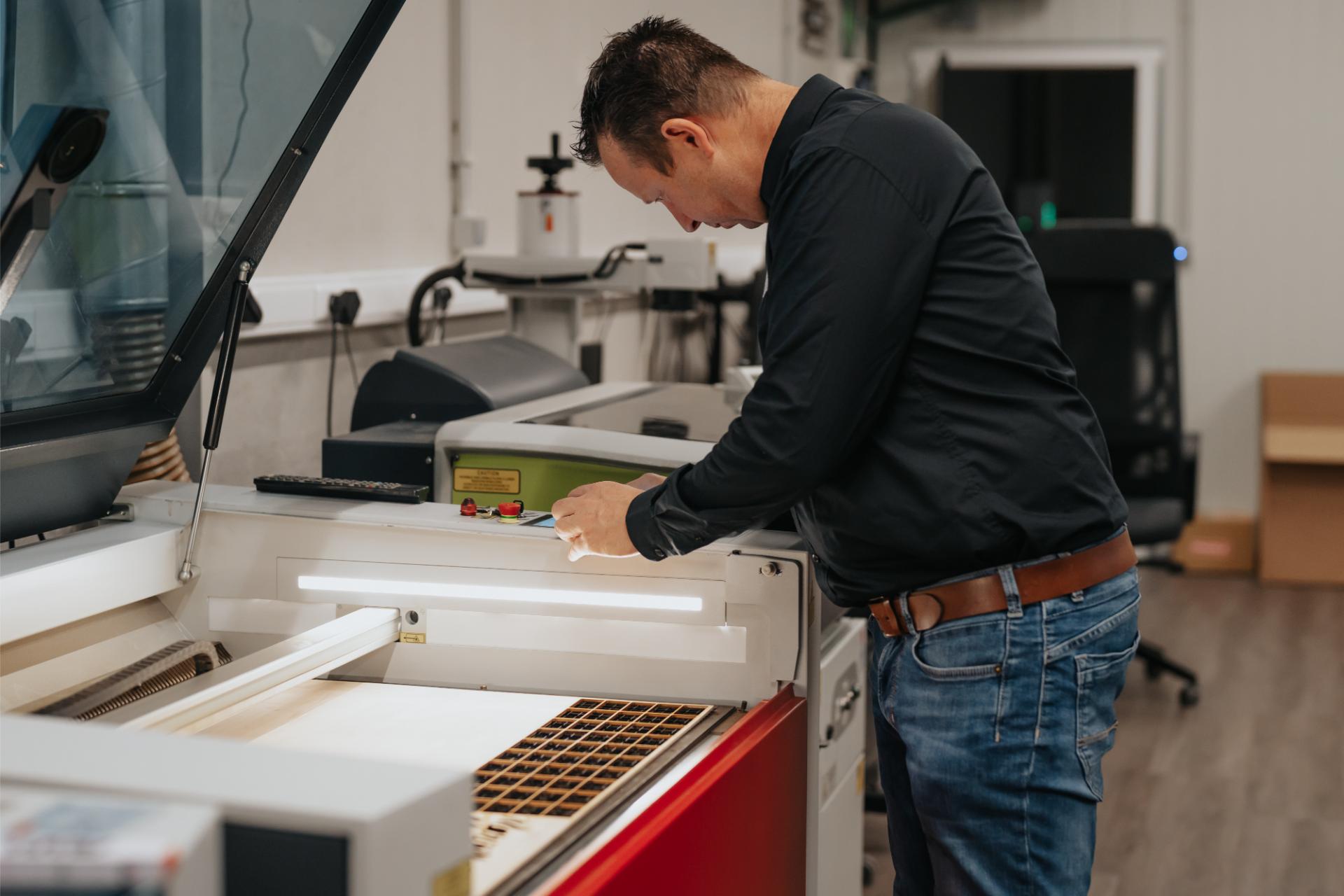 Wouter bedient de lasermachine en controleert de instellingen.