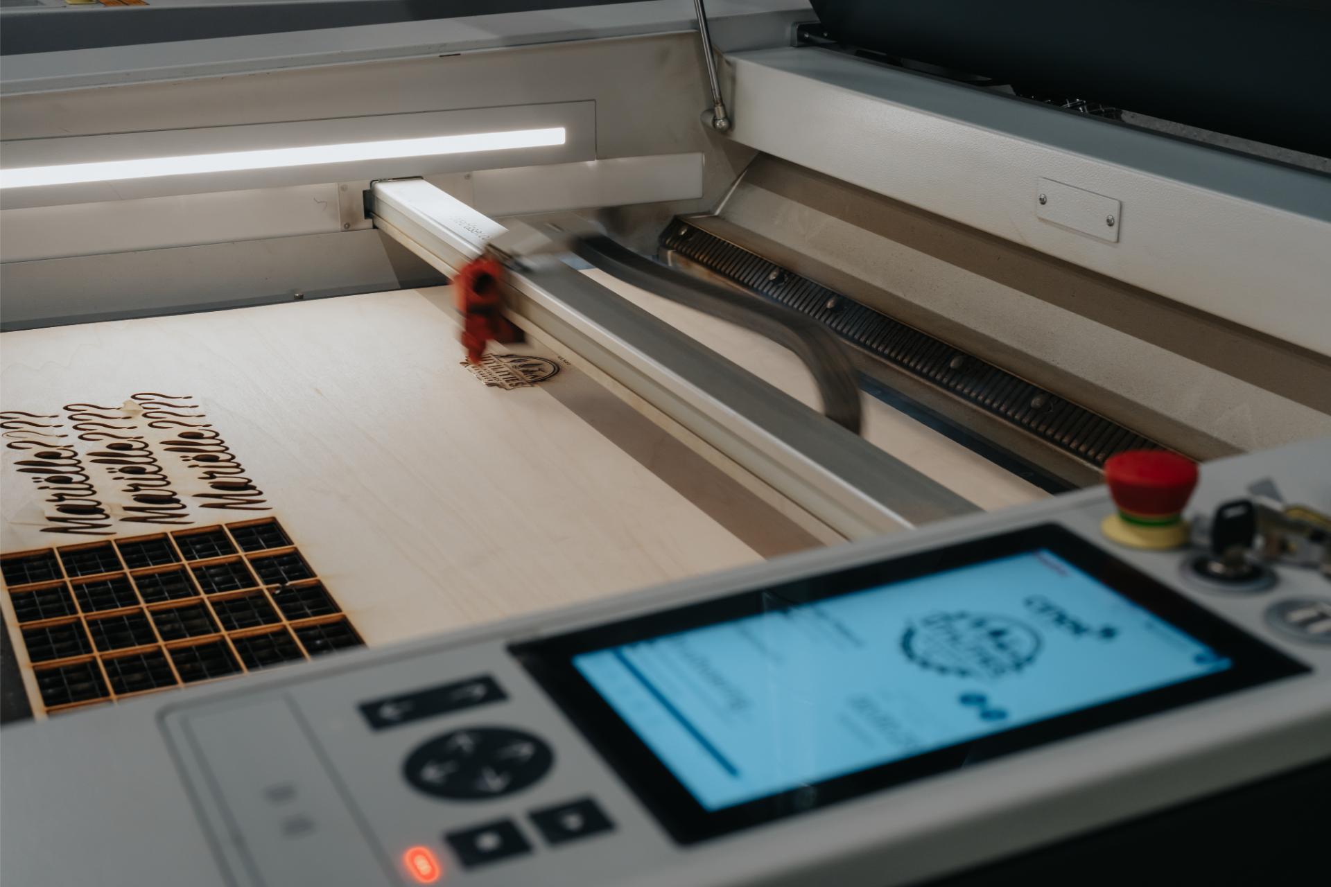 Display van de lasermachine tijdens het graveren van een logo.