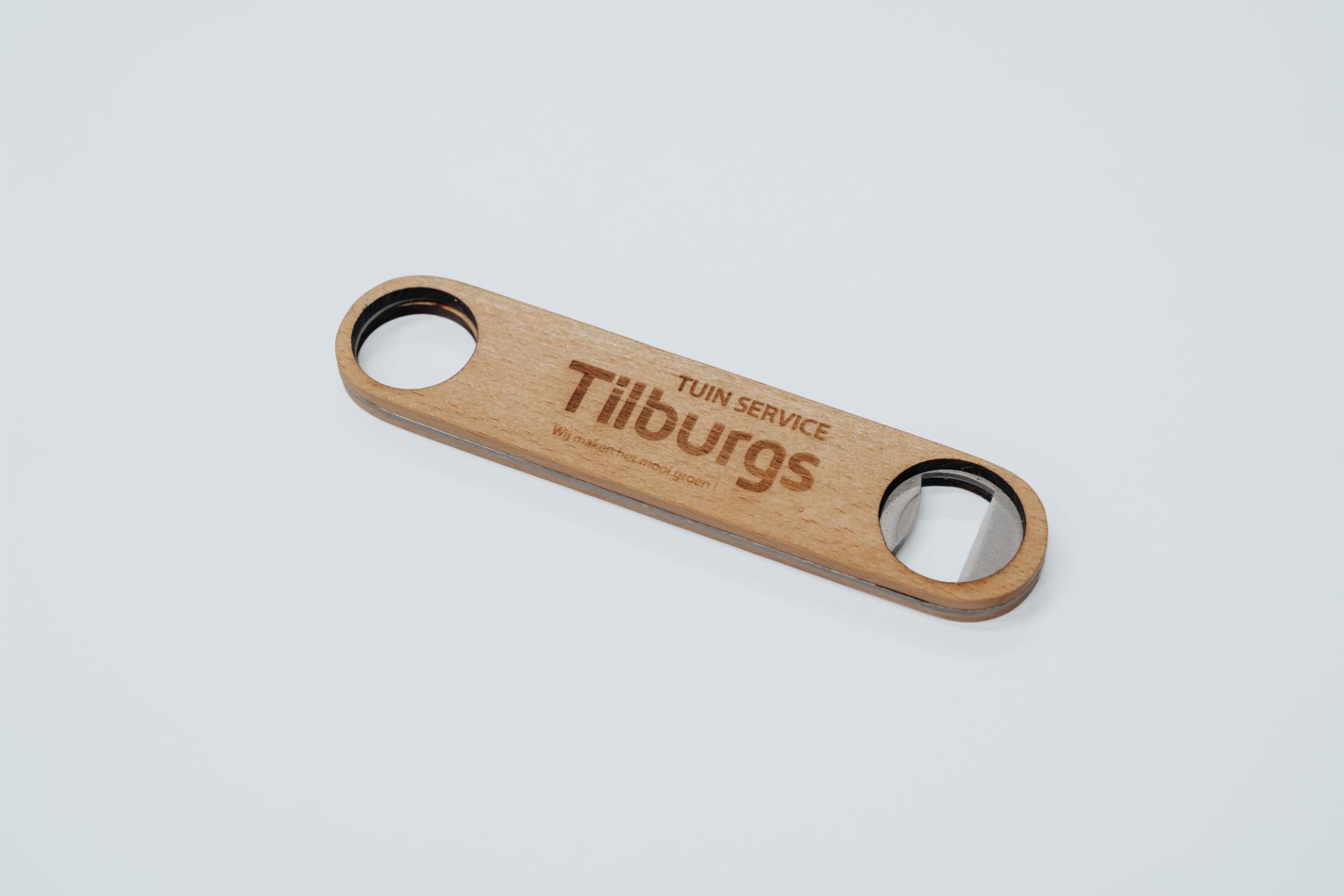 Metalen opener met Tiburgs lasergravure als persoonlijk item.