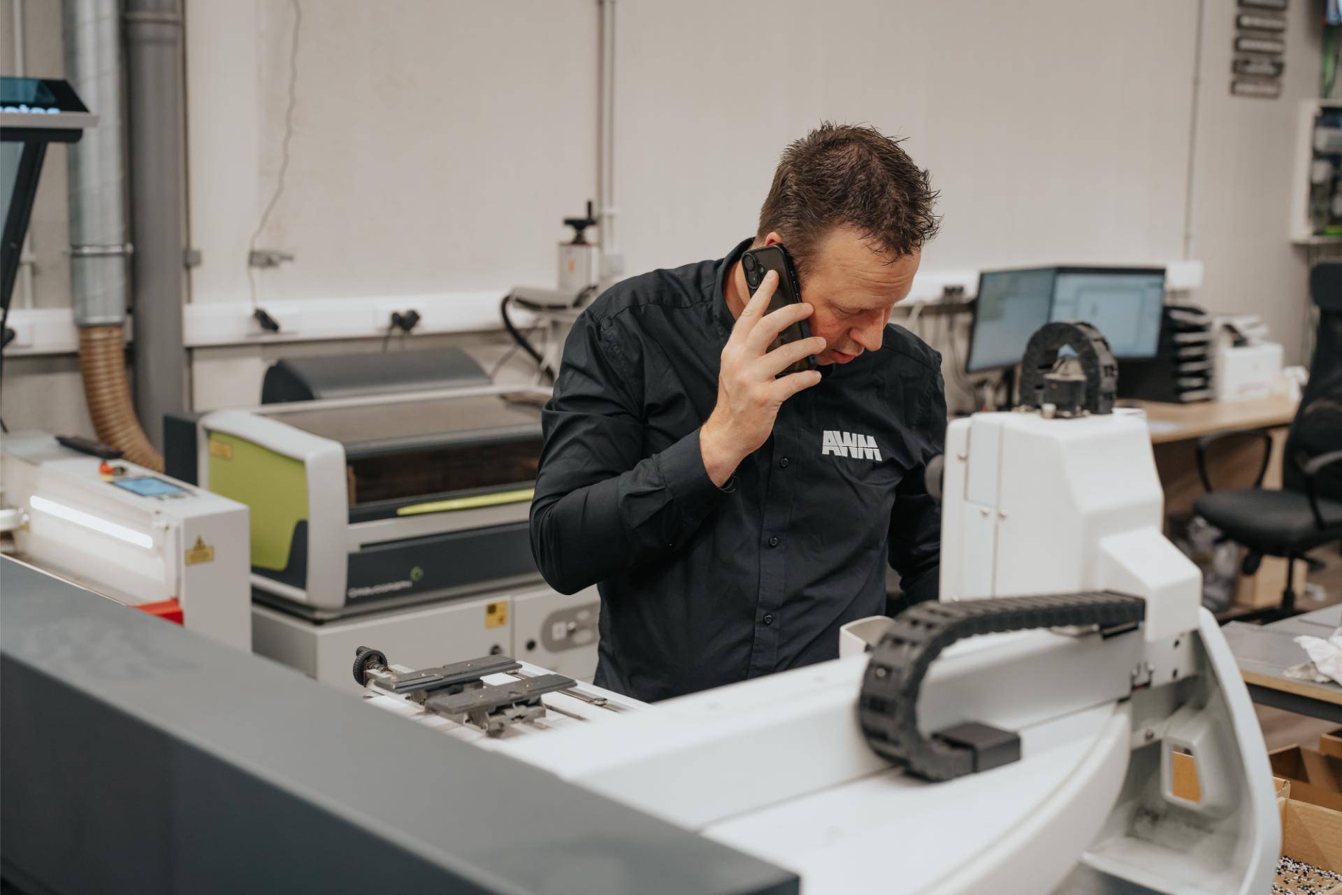 Wouter werkt aan de CNC-graveermachine voor een nauwkeurige afwerking.